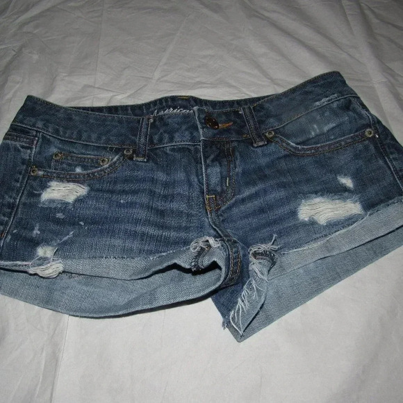 AMERICAN EAGLE Medium Wash Distressed Shorts Sz 4 - Picture 1 of 4